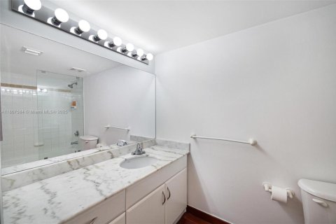 Condo in Miami, Florida, 3 bedrooms № 1749095 - photo 16