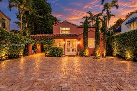 House in Coral Gables, Florida 4 bedrooms, 246.47 sq.m. № 2368447