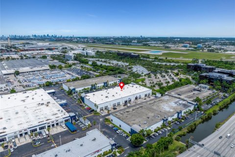 Propiedad comercial en venta en Miami, Florida № 1827618 - foto 26