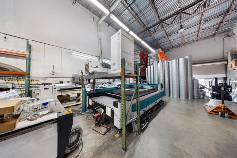 Propiedad comercial en venta en Miami, Florida № 1827618 - foto 16