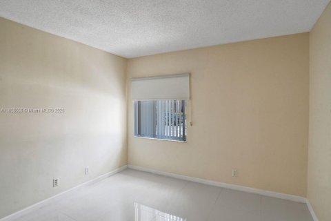 House in Pembroke Pines, Florida 3 bedrooms, 120.03 sq.m. № 1950080 - photo 16