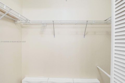 House in Pembroke Pines, Florida 3 bedrooms, 120.03 sq.m. № 1950080 - photo 13