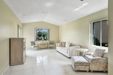 House in Pembroke Pines, Florida 3 bedrooms, 120.03 sq.m. № 1950080 - photo 6
