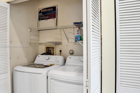 House in Pembroke Pines, Florida 3 bedrooms, 120.03 sq.m. № 1950080 - photo 17