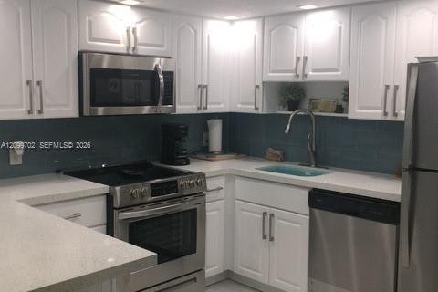 Condo in Miami, Florida, 2 bedrooms  № 2402450 - photo 7