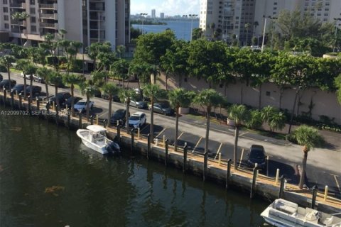 Condo in Miami, Florida, 2 bedrooms  № 2402450 - photo 5