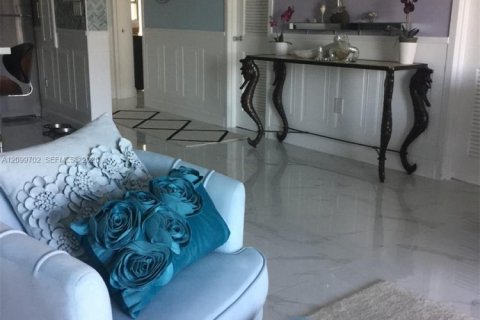 Condo in Miami, Florida, 2 bedrooms  № 2402450 - photo 3