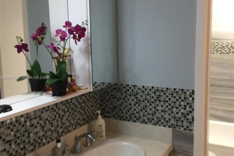 Condo in Miami, Florida, 2 bedrooms  № 2402450 - photo 8
