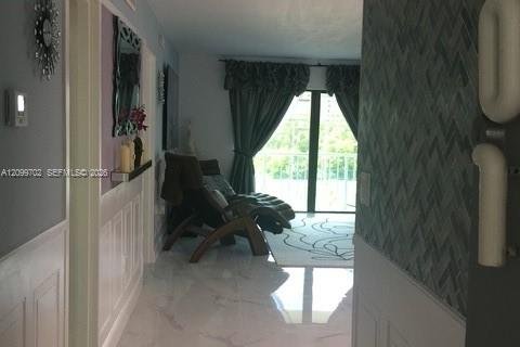 Condo in Miami, Florida, 2 bedrooms  № 2402450 - photo 2