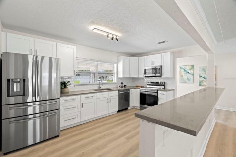 House in Gulfport, Florida 3 bedrooms, 148.27 sq.m. № 1866717 - photo 11