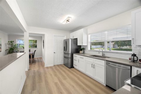 House in Gulfport, Florida 3 bedrooms, 148.27 sq.m. № 1866717 - photo 14