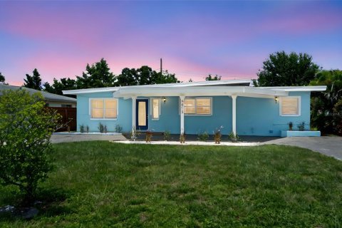 House in Gulfport, Florida 3 bedrooms, 148.27 sq.m. № 1866717 - photo 1