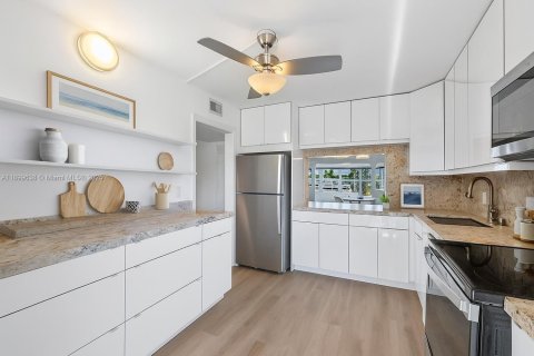 Condo in Fort Lauderdale, Florida, 2 bedrooms  № 1963212 - photo 1