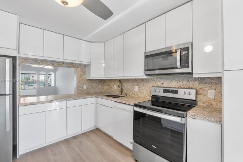 Condo in Fort Lauderdale, Florida, 2 bedrooms  № 1963212 - photo 18