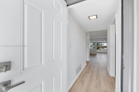 Condo in Fort Lauderdale, Florida, 2 bedrooms  № 1963212 - photo 8