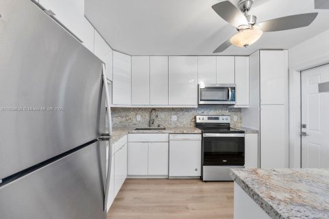 Condo in Fort Lauderdale, Florida, 2 bedrooms  № 1963212 - photo 9