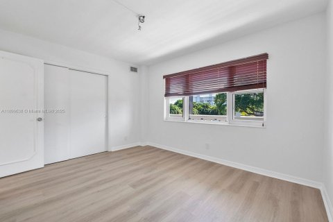 Condo in Fort Lauderdale, Florida, 2 bedrooms  № 1963212 - photo 13