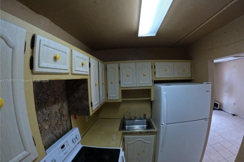 Condo in Miami, Florida, 2 bedrooms  № 1940599 - photo 11