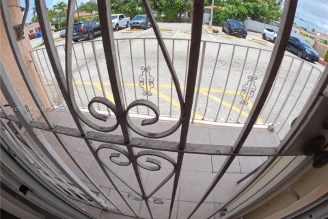 Condo in Miami, Florida, 2 bedrooms  № 1940599 - photo 4