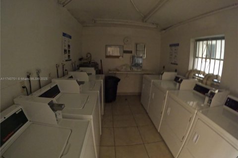 Condo in Miami, Florida, 2 bedrooms  № 1940599 - photo 14