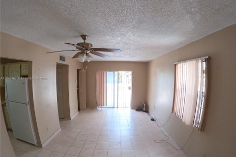 Condo in Miami, Florida, 2 bedrooms  № 1940599 - photo 3