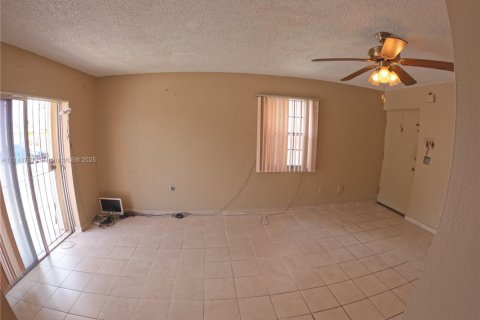 Condo in Miami, Florida, 2 bedrooms  № 1940599 - photo 2