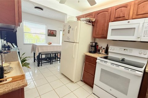 Condominio en venta en Pembroke Pines, Florida, 2 dormitorios, 88.54 m2 № 1861189 - foto 3