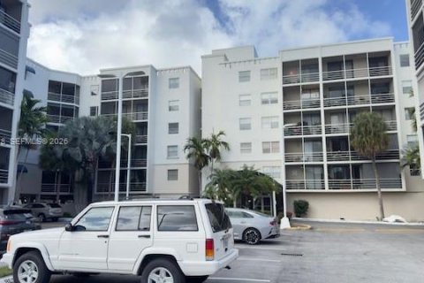 Condominio en venta en North Miami Beach, Florida, 2 dormitorios, 100.8 m2 № 2003640 - foto 5