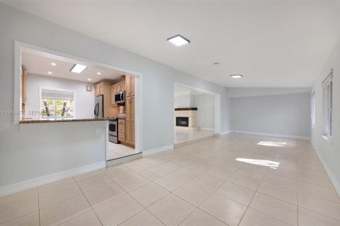 Casa en alquiler en Miami, Florida, 3 dormitorios, 169.64 m2 № 2010812 - foto 6