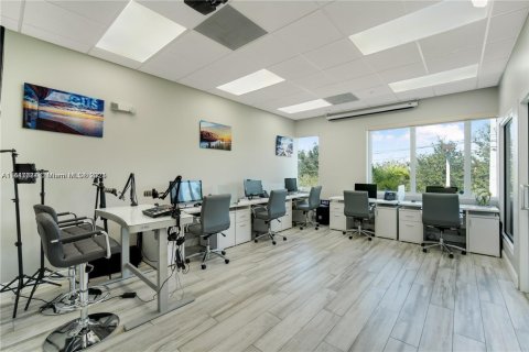 Commercial property in Miramar, Florida № 1862198 - photo 9