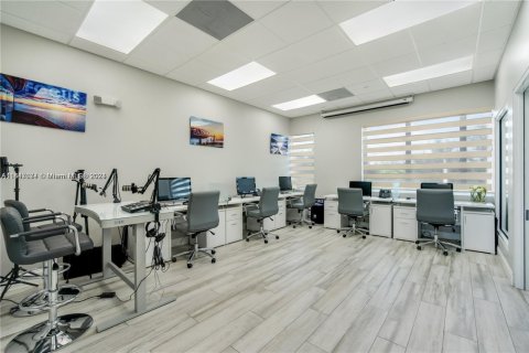 Commercial property in Miramar, Florida № 1862198 - photo 10