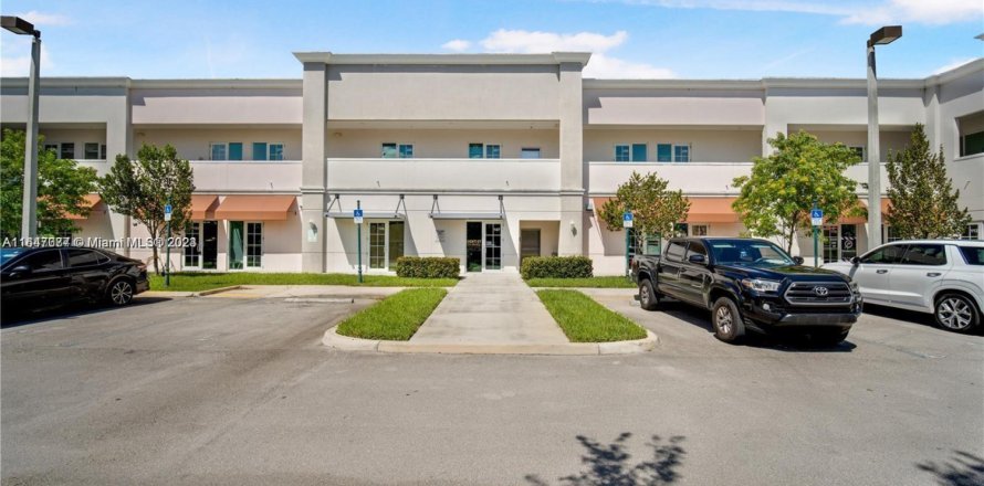 Commercial property in Miramar, Florida № 1862198