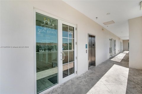 Commercial property in Miramar, Florida № 1862198 - photo 3