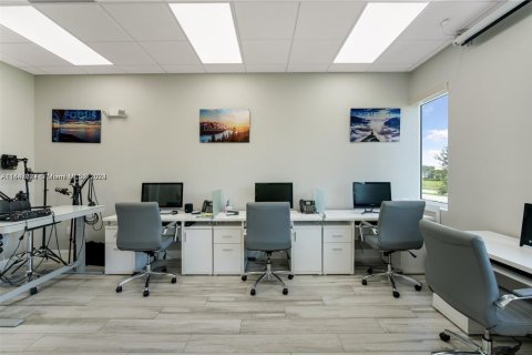 Commercial property in Miramar, Florida № 1862198 - photo 11