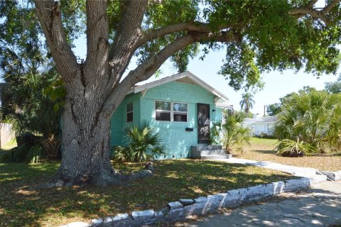 House in Saint Petersburg, Florida 3 bedrooms, 101.08 sq.m. № 2103028