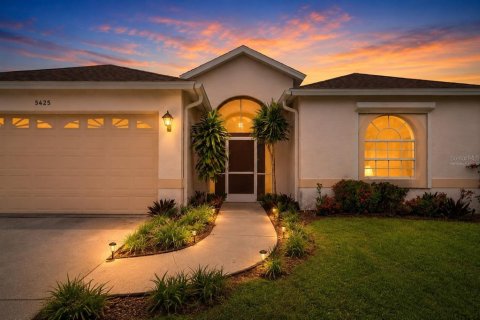 House in Sarasota, Florida 3 bedrooms, 151.8 sq.m. № 2110111 - photo 10