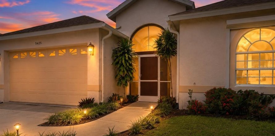 House in Sarasota, Florida 3 bedrooms, 151.8 sq.m. № 2110111