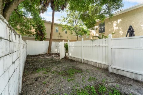 Townhouse in Tampa, Florida 2 bedrooms, 94.76 sq.m. № 2156383 - photo 24
