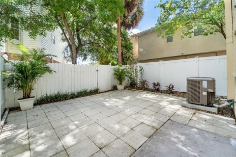 Townhouse in Tampa, Florida 2 bedrooms, 94.76 sq.m. № 2156383 - photo 22