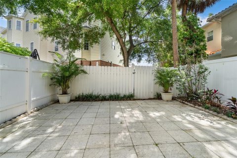 Townhouse in Tampa, Florida 2 bedrooms, 94.76 sq.m. № 2156383 - photo 23