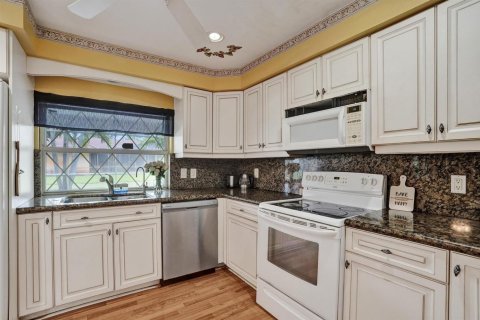 House in Coral Springs, Florida 4 bedrooms, 226.59 sq.m. № 2191696 - photo 12