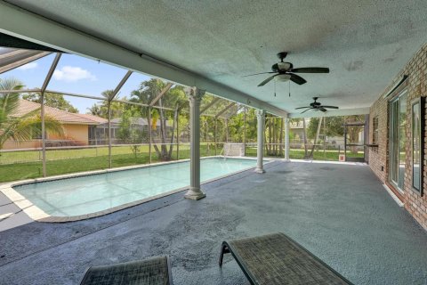 House in Coral Springs, Florida 4 bedrooms, 226.59 sq.m. № 2191696 - photo 24