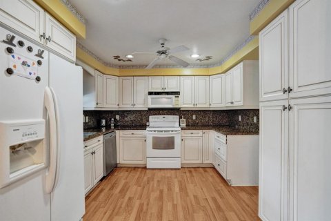 House in Coral Springs, Florida 4 bedrooms, 226.59 sq.m. № 2191696 - photo 11