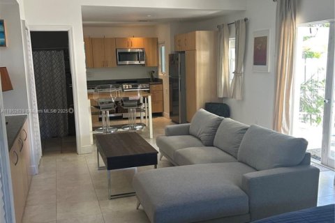 Villa ou maison à louer à Hollywood, Floride: 1 chambre, 235.79 m2 № 1859171 - photo 2