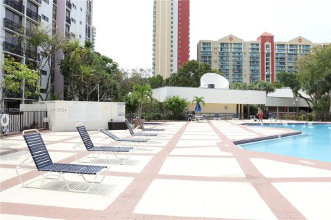 Condo in Sunny Isles Beach, Florida, 1 bedroom  № 1729363 - photo 16