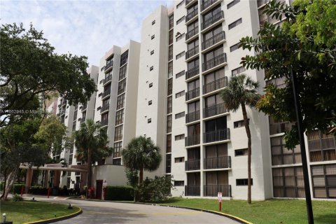 Condo in Sunny Isles Beach, Florida, 1 bedroom  № 1729363 - photo 19