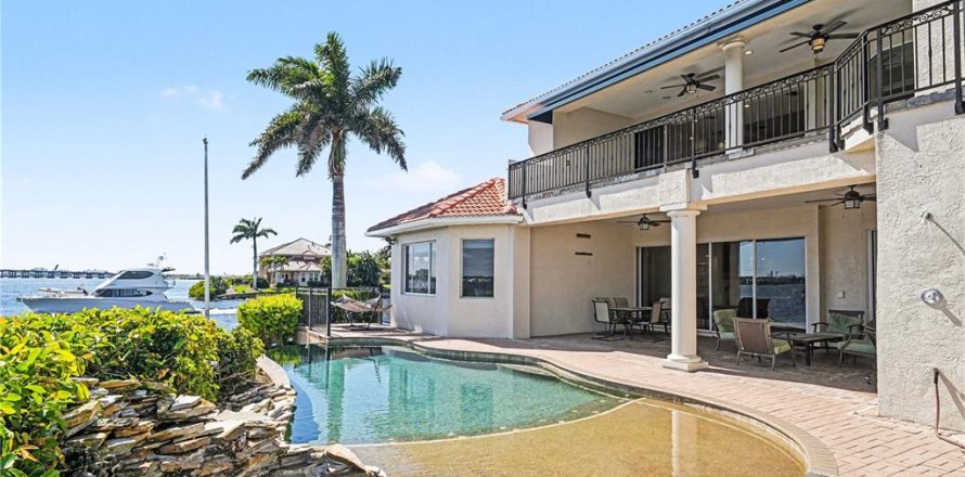 House in Palmetto, Florida 4 bedrooms, 414.53 sq.m. № 2100117