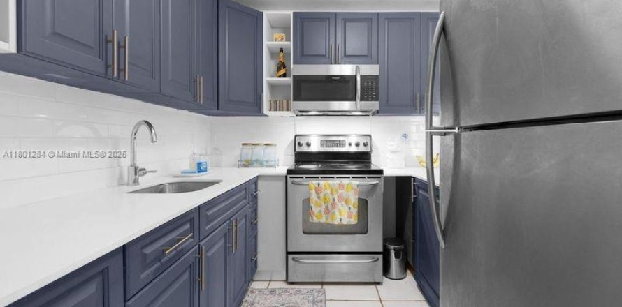 Condominio en Miami, Florida, 2 dormitorios  № 2012727