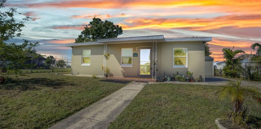 House in Port Charlotte, Florida 2 bedrooms, 72.93 sq.m. № 1894520