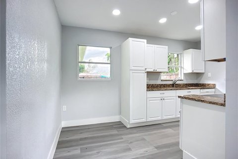 Commercial property in Sarasota, Florida 3 bedrooms, 130.99 sq.m. № 1851480 - photo 5